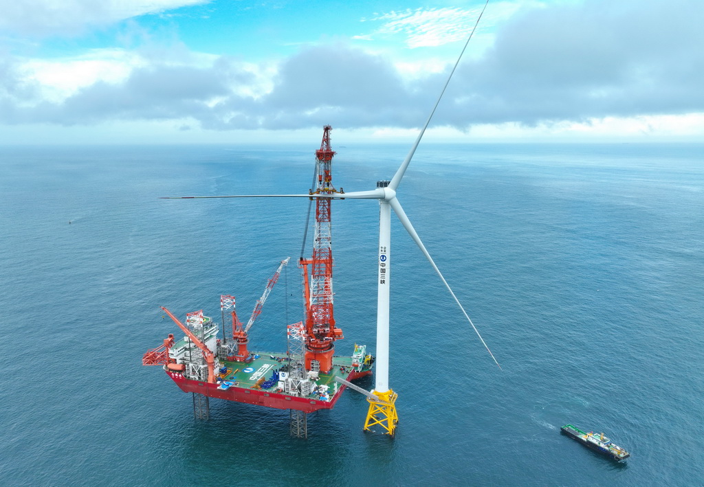 6月19日拍攝的三峽集團漳浦二期海上風電項目最后一臺16兆瓦海上風電機組葉片安裝現(xiàn)場（無人機照片）。