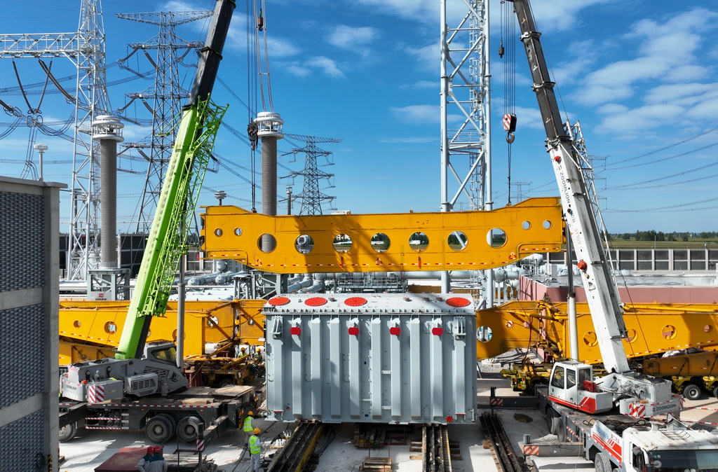 9月12日，工人在邢臺1000千伏特高壓變電站擴容工程建設(shè)工地施工（無人機照片）。