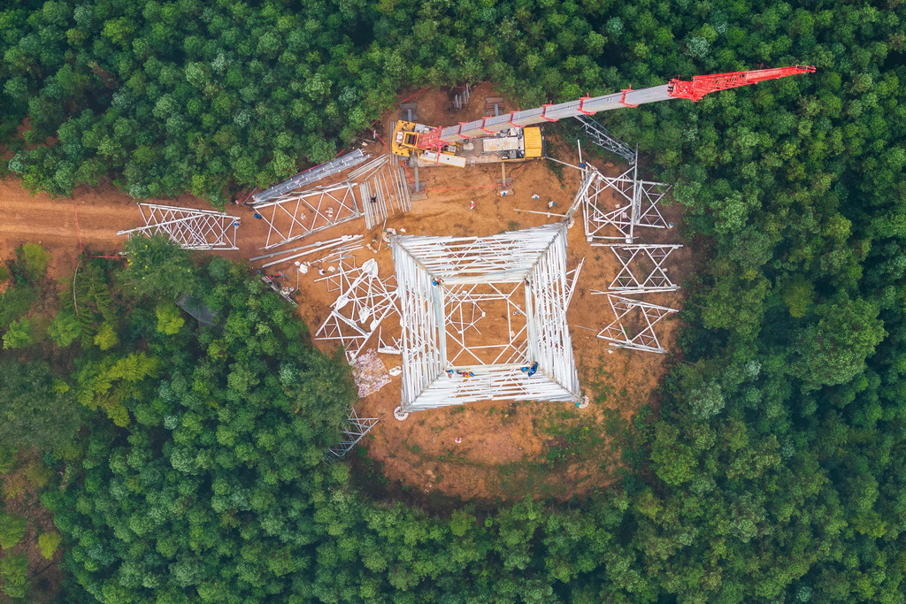 9月16日，在位于常德市桃源縣的“寧電入湘”工程沅江跨越施工現(xiàn)場(chǎng)，電力工人在進(jìn)行組塔作業(yè)（無人機(jī)照片）。
