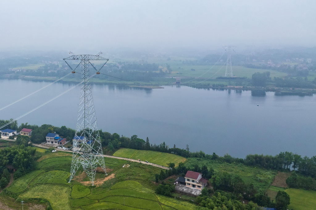這是9月16日在常德市桃源縣拍攝的“寧電入湘”工程沅江跨越施工現(xiàn)場(chǎng)（無人機(jī)照片）。