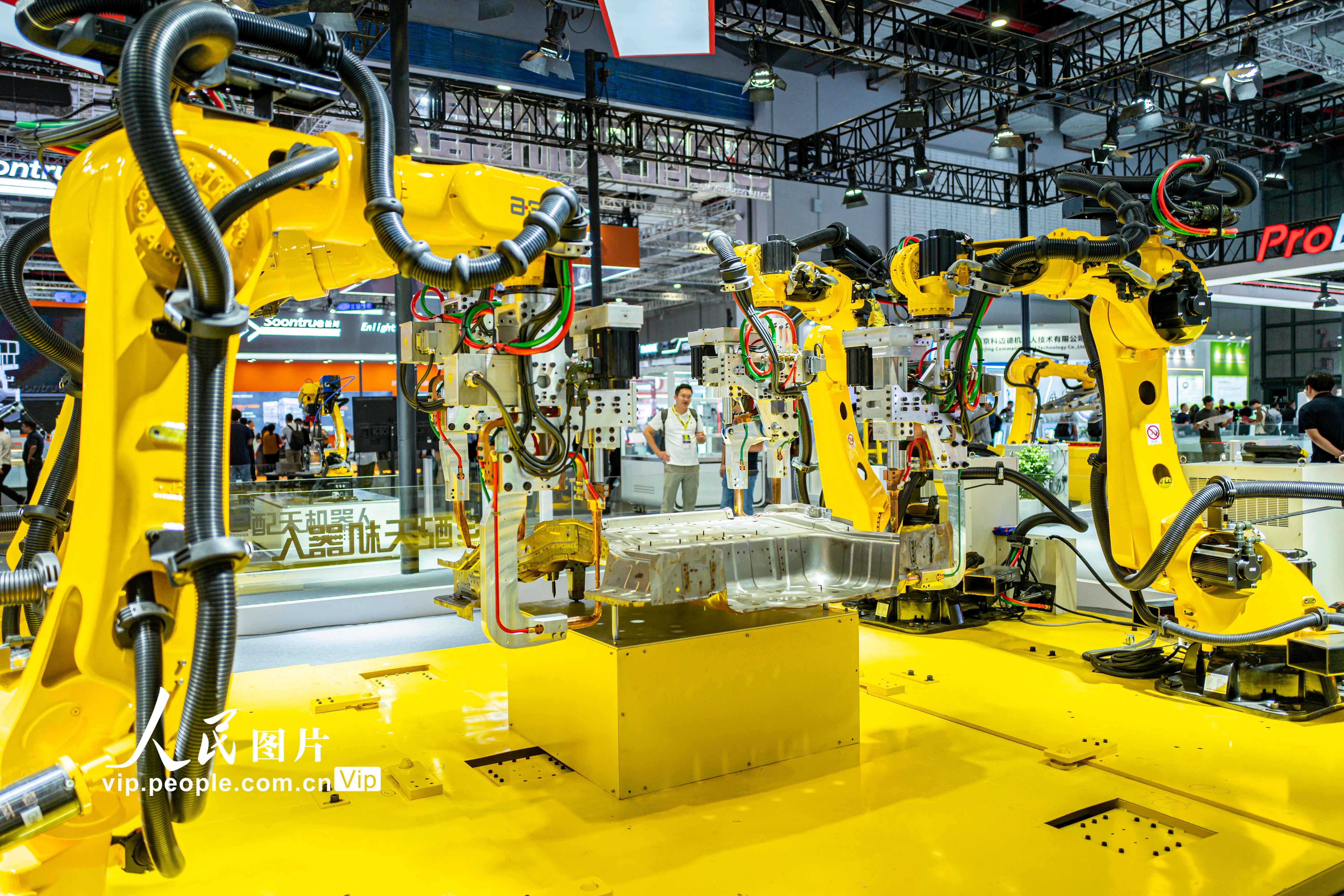 2024年9月24日，第24屆中國工博會現(xiàn)場，汽車底盤電阻焊工作站。