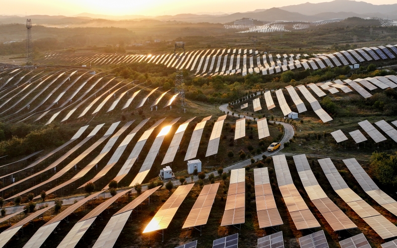 國網(wǎng)湖北電力員工巡檢黃岡市紅安縣信義110千伏光伏發(fā)電項目上網(wǎng)輸電線路。豐俊攝