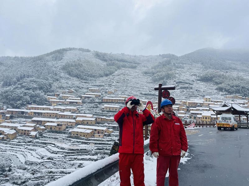 國(guó)網(wǎng)遂昌縣供電公司員工對(duì)高海拔山區(qū)線路利用無(wú)人機(jī)、紅外測(cè)溫對(duì)易覆冰線路、設(shè)備進(jìn)行全方位監(jiān)測(cè)巡視，保障高山群眾溫暖過(guò)冬。祝靈瀟攝