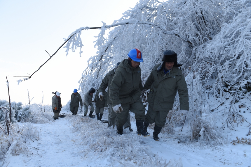 搶修人員在通往±800千伏陜武線1898號塔位路段，運送工器具和物資，開展設備調(diào)試，為覆冰桿塔后續(xù)除冰作業(yè)創(chuàng)造有利條件。李季攝