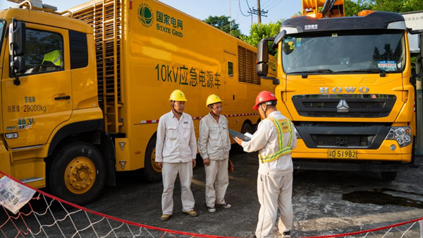 國(guó)網(wǎng)重慶潼南供電公司小渡供電所配合10千伏不停電作業(yè)，開展10千伏發(fā)電機(jī)接入準(zhǔn)備工作。屈思芬攝