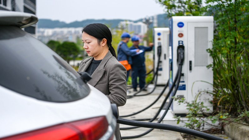 在黔東南州岑鞏縣溫泉社區(qū)電動(dòng)汽車充電站，貴州電網(wǎng)公司凱里供電局工作人員對(duì)場(chǎng)內(nèi)的充電樁進(jìn)行巡視檢查。楊啟志 攝