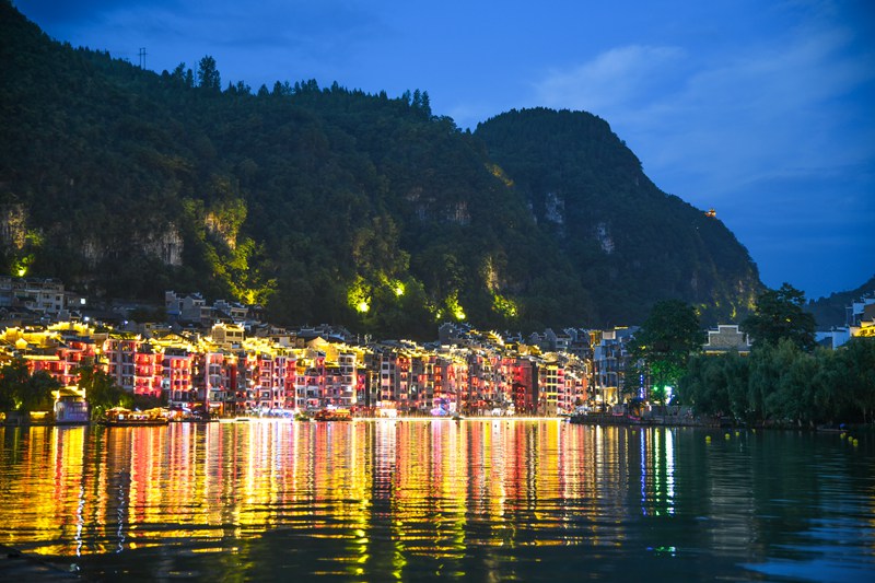 夜幕下的鎮(zhèn)遠(yuǎn)古城與?陽(yáng)河相互映襯，美輪美奐。潘希來(lái) 攝