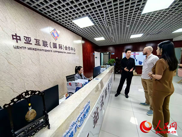 烏魯木齊斯拉夫食品銷售有限責任公司負責人克拉西克·保羅在烏魯木齊經(jīng)濟技術(shù)開發(fā)區(qū)(頭屯河區(qū))外資企業(yè)服務(wù)中心咨詢業(yè)務(wù)政策。人民網(wǎng)記者 韓婷攝