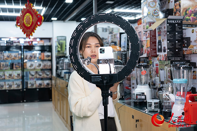 阿依格熱木·哈比別克在進行跨境直播帶貨。人民網(wǎng) 常沙攝