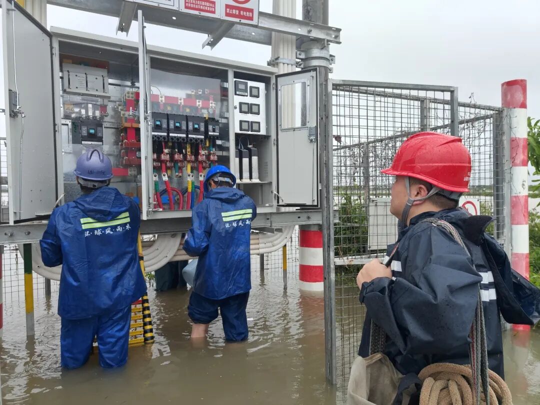 搶修隊員逐一對村內(nèi)13臺受浸公用變壓器配電箱開展淤泥清理、部件擦拭、絕緣檢測，全方位排查線路受潮漏電風(fēng)險。.jpg