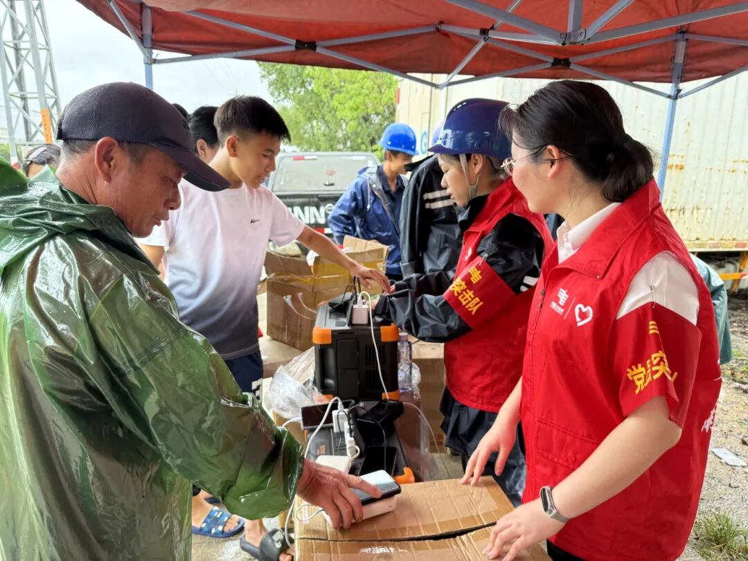 志愿者在便民充電點有序引導(dǎo)村民排隊充電、維持現(xiàn)場秩序.jpg