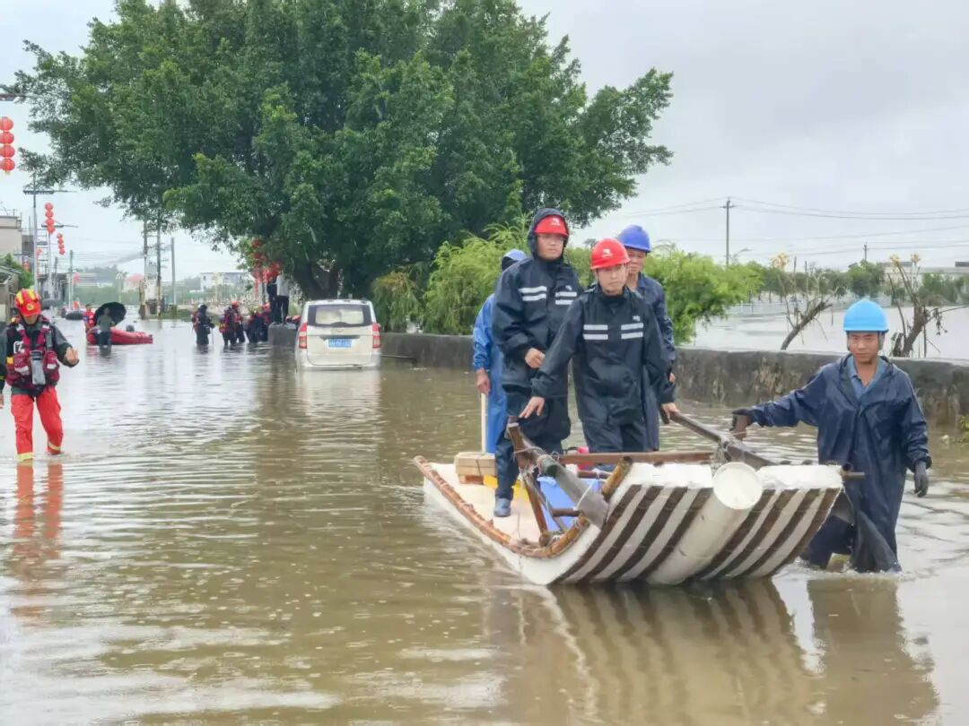 搶修隊員搭乘簡易浮筏深入積水腹地.jpg