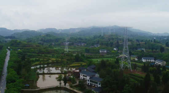 　　圖為川渝特高壓交流工程塔基施工現(xiàn)場(chǎng)。銅梁區(qū)委宣傳部供圖