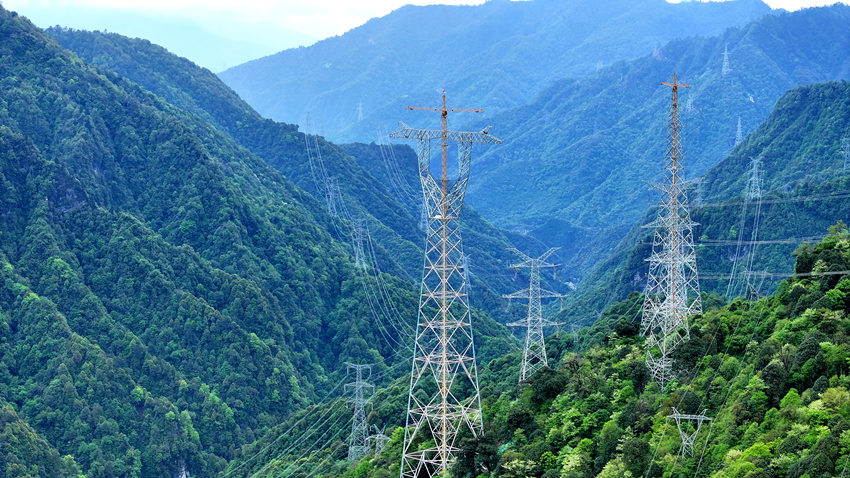 四川最高輸電鐵塔成功封頂，完成組立。宋銘洋攝