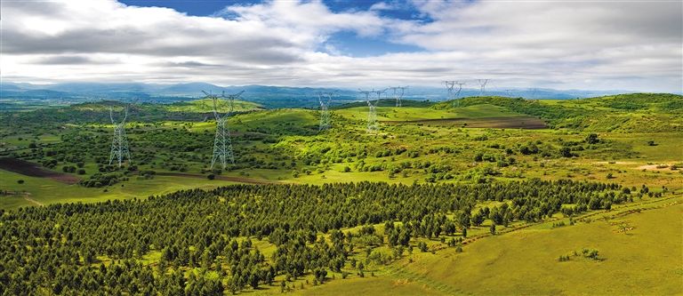 內(nèi)蒙古首條特高壓輸電通道——錫林郭勒盟至山東省1000千伏特高壓輸電線路。.jpg