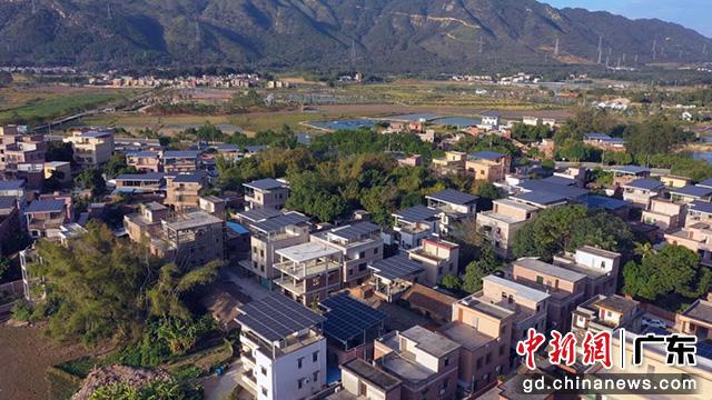 廣東省清遠(yuǎn)市清城區(qū)新馬村屋頂光伏實(shí)現(xiàn)了區(qū)域內(nèi)現(xiàn)有用電負(fù)荷的“碳中和”(周曉 攝) 廣東省清遠(yuǎn)市清城區(qū)新馬村屋頂光伏實(shí)現(xiàn)了區(qū)域內(nèi)現(xiàn)有用電負(fù)荷的“碳中和”(周曉 攝)