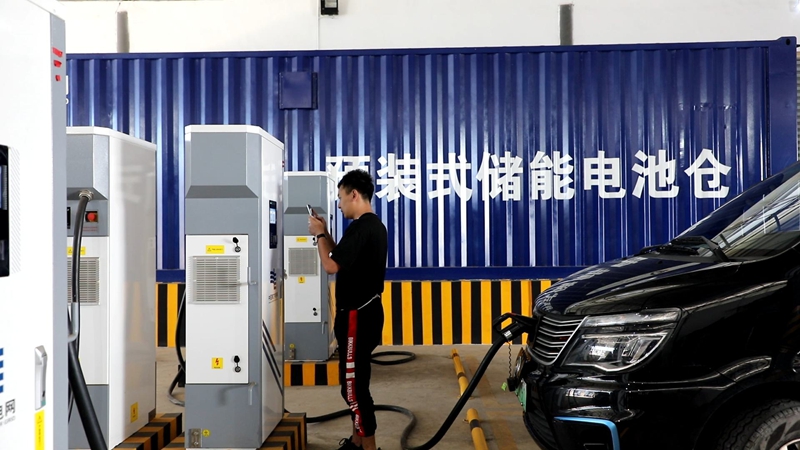 海口新能源車主在通過一張網(wǎng)平臺掃碼充電。  郭衛(wèi)華攝