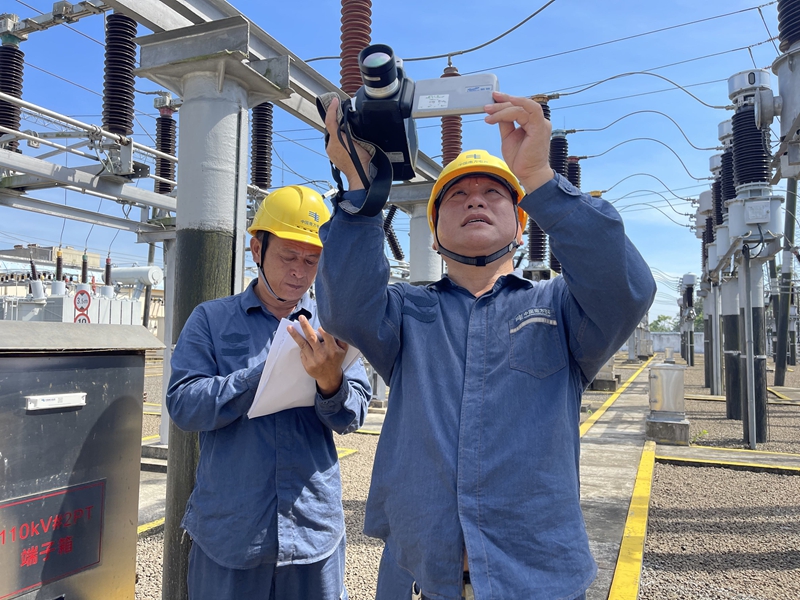 海南電網(wǎng)文昌供電局員工開展電力設備安全檢查。  宋印官攝