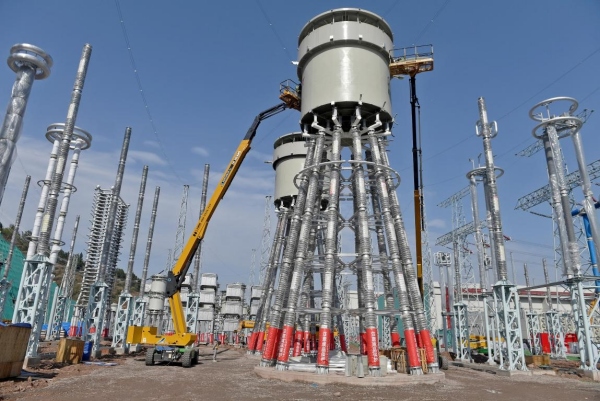 作業(yè)人員在渝北換流站直流場(chǎng)安裝平波電抗器防鳥網(wǎng)、均壓環(huán)等設(shè)施。游紹斌攝