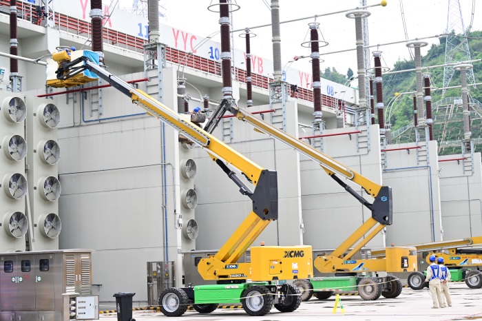 檢修人員在渝北換流站進(jìn)行低端換流變避雷器、電流互感器斷引。張弛攝