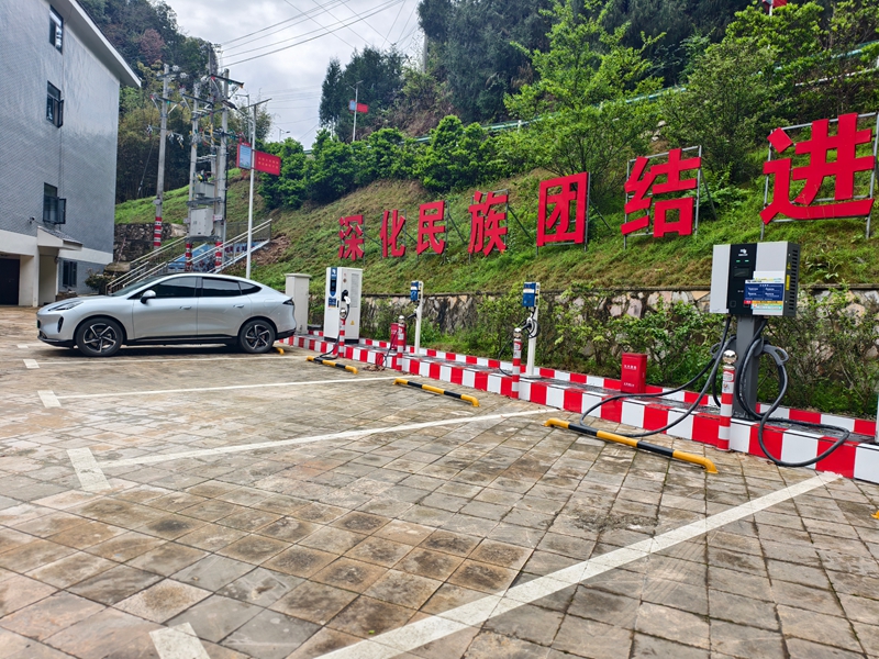 黔南州羅甸縣沫陽鎮(zhèn)麻懷村的充電樁。白洪衛(wèi) 攝.jpg