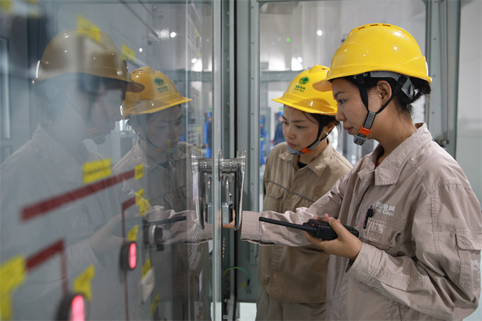 2026年5月25日，在鶴山220千伏變電站，國(guó)網(wǎng)成都供電公司員工進(jìn)行設(shè)備試運(yùn)行檢查。陳紅梅攝