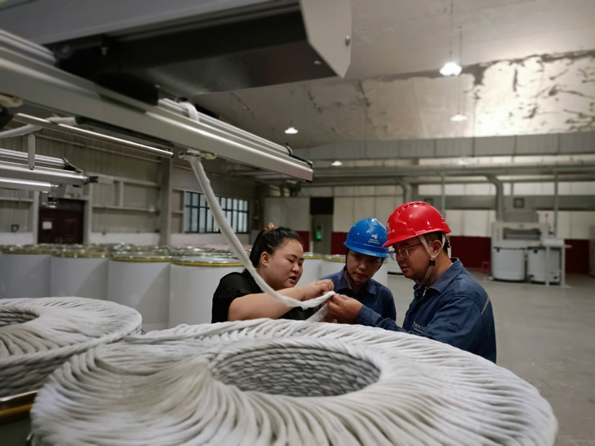 德宏盈江供電局工作人員到盈江縣工業(yè)園企業(yè)開展用電安全用電檢查。孫華攝