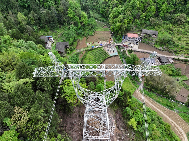 3、施工人員正在架設500千伏務川輸變電工程的線路。 潘聰 攝.JPG