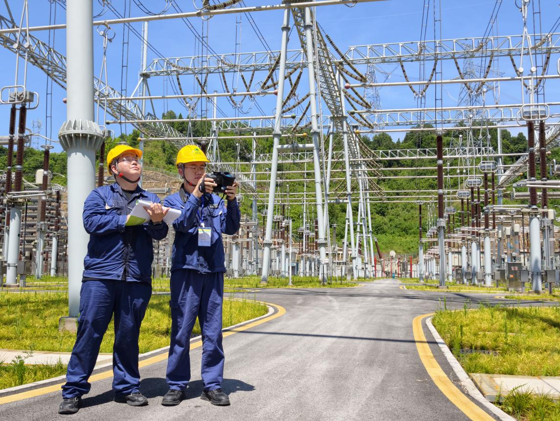 國網(wǎng)重慶超高壓公司員工在“疆電入渝”工程渝北換流站開展設(shè)備巡視。張蕾攝