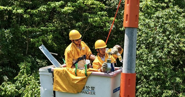 國(guó)網(wǎng)重慶武隆供電公司員工在仙女山鎮(zhèn)帶電組立電桿。夏夢(mèng)潞攝