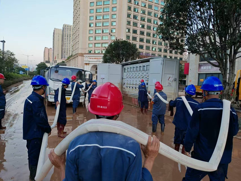 南方電網(wǎng)興義興仁供電局馳援廣西貴港搶險(xiǎn)復(fù)電人員對(duì)10千伏普旺線(xiàn)受災(zāi)線(xiàn)路環(huán)網(wǎng)柜進(jìn)行清理修復(fù)。陳子健 攝