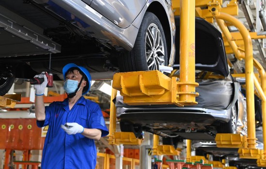 2022年4月20日，工作人員在陜西西安比亞迪草堂工業(yè)園汽車總裝廠進(jìn)行新能源汽車裝配。新華社記者劉瀟攝