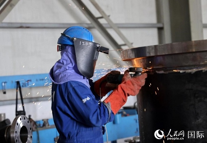 CPECC第一建設(shè)公司阿聯(lián)酋項(xiàng)目的培訓(xùn)制造中心車間內(nèi)，工人正在進(jìn)行焊接作業(yè)。人民網(wǎng)記者 管克江攝