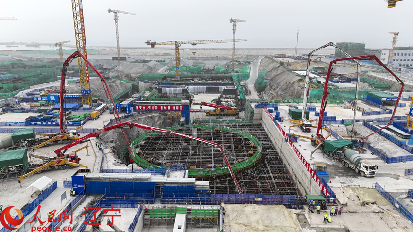 7月17日，徐大堡核電站2號機組澆灌核島反應(yīng)堆第一罐混凝土，這標(biāo)志著2號機組主體工程開工。人民網(wǎng) 湯龍攝