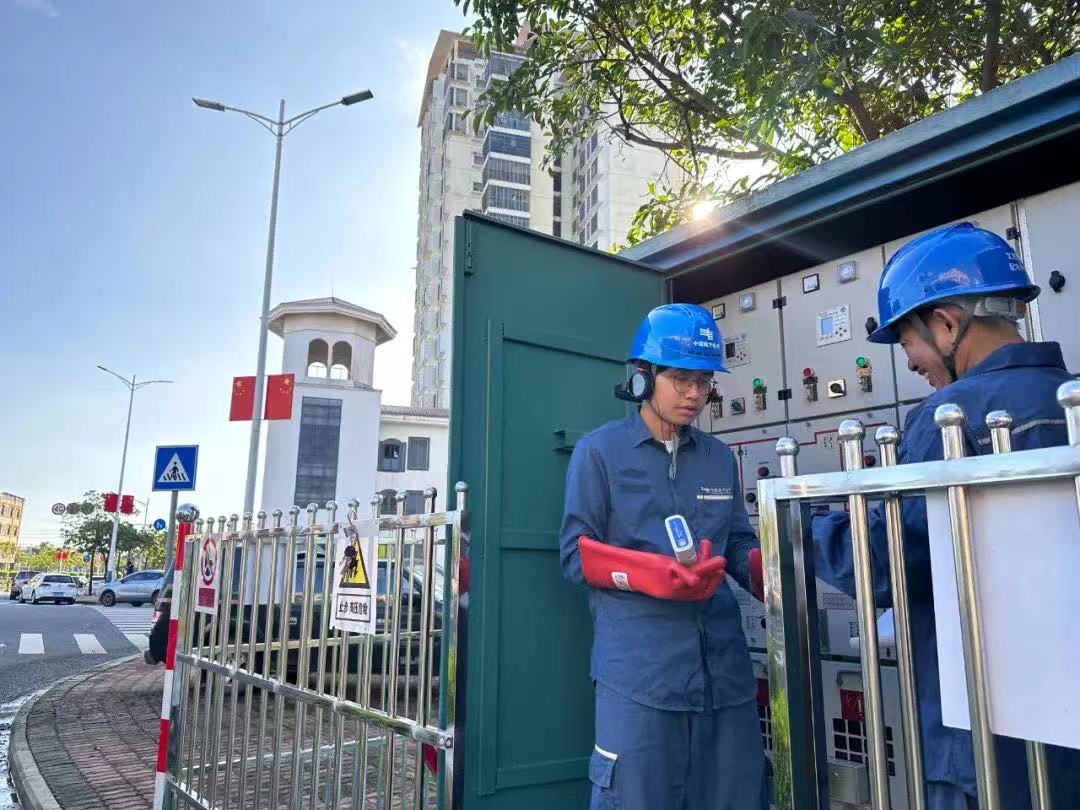 國慶期間，南方電網(wǎng)海南文昌供電局南部配電中心工作人員在重點(diǎn)線路檢查環(huán)網(wǎng)柜。李光燁 攝.jpg