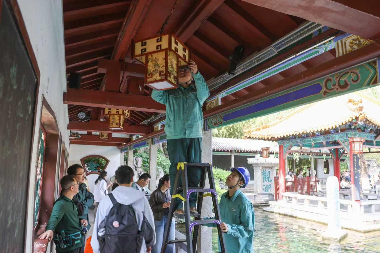 國網(wǎng)濟(jì)南供電公司工作人員在趵突泉景區(qū)排查景觀燈安全用電隱患