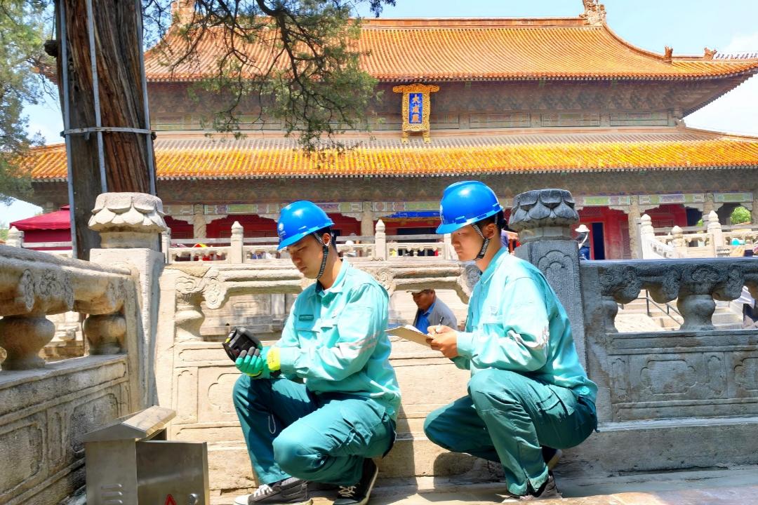 國網(wǎng)濟(jì)寧供電公司工作人員在“三孔”景區(qū)檢查杏壇配電設(shè)備