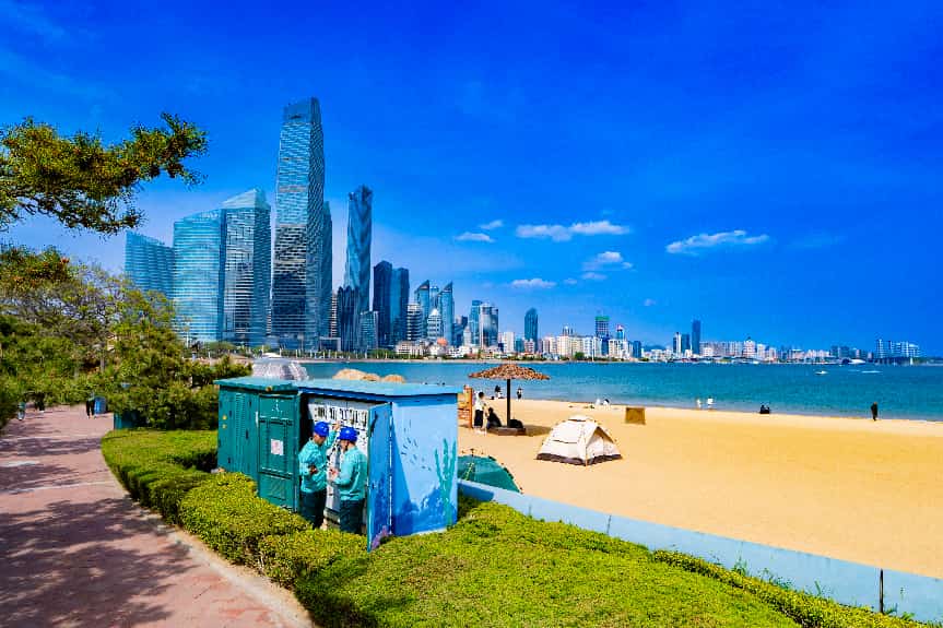 國網(wǎng)青島供電公司工作人員在海濱風(fēng)景區(qū)巡視配電設(shè)備