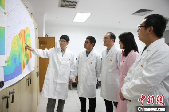 江蘇油田低品位儲(chǔ)量升級(jí)項(xiàng)目組人員在研究致密油效益開發(fā)。張進(jìn) 攝