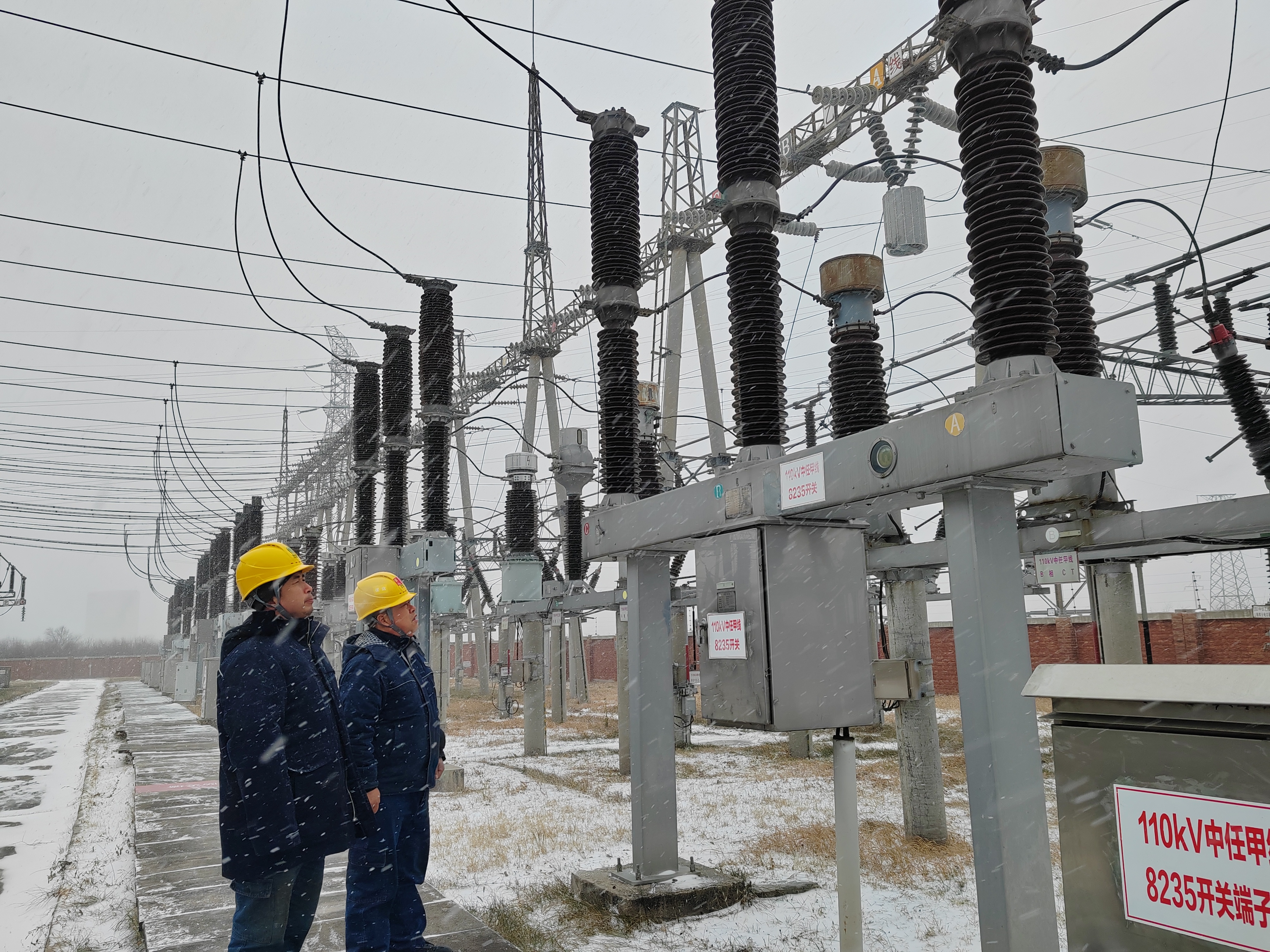 11月6日，黑龍江大慶供電公司員工張富、孫伯慶在220千伏中本變電站檢查巡視站內(nèi)設(shè)備。（景德龍）.jpg