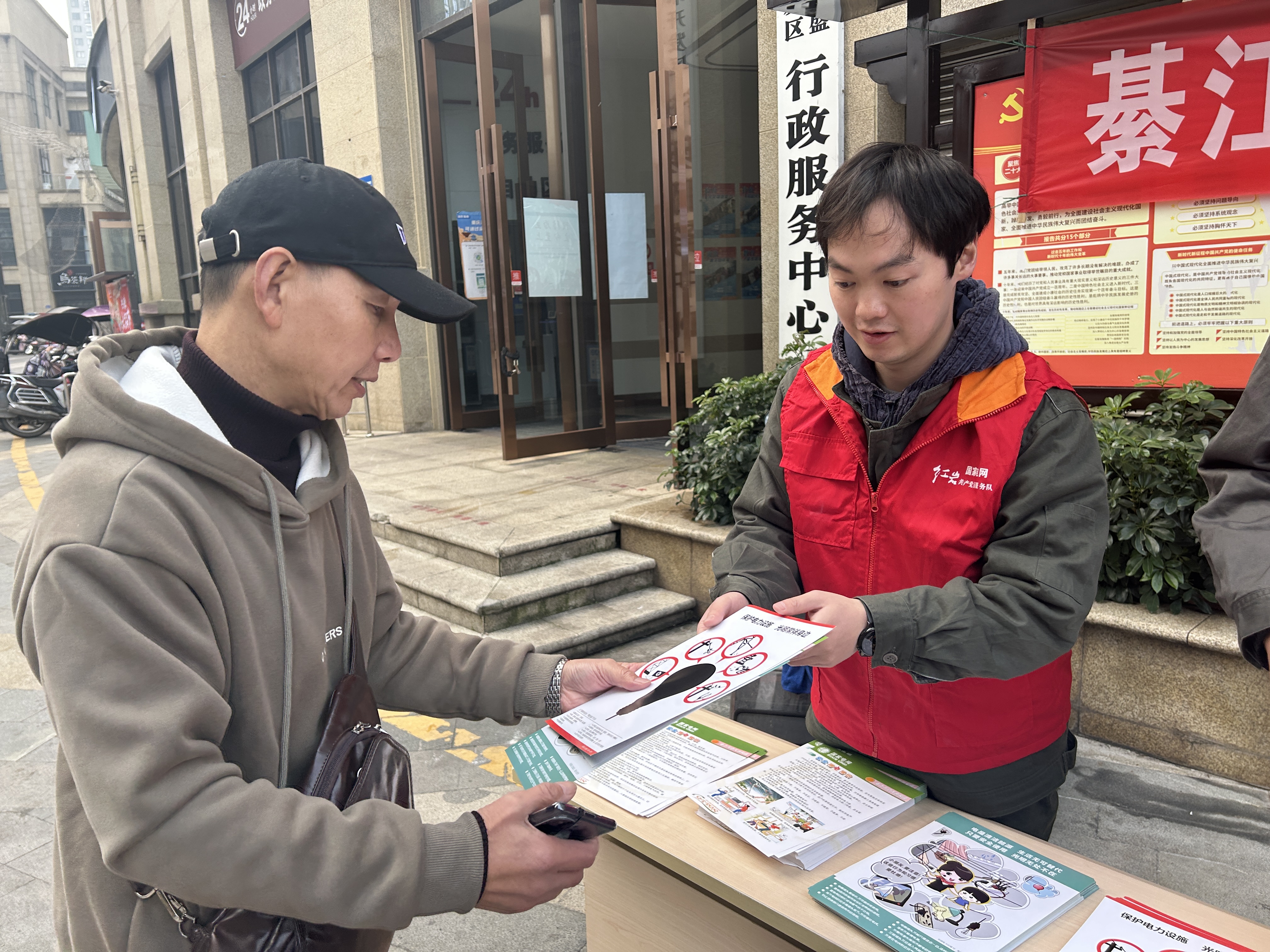 11月21日，國網(wǎng)重慶綦江供電公司工作人員在萬盛經開區(qū)國能天街開展“安全文化宣傳周”活動。（何青 攝）1.jpg