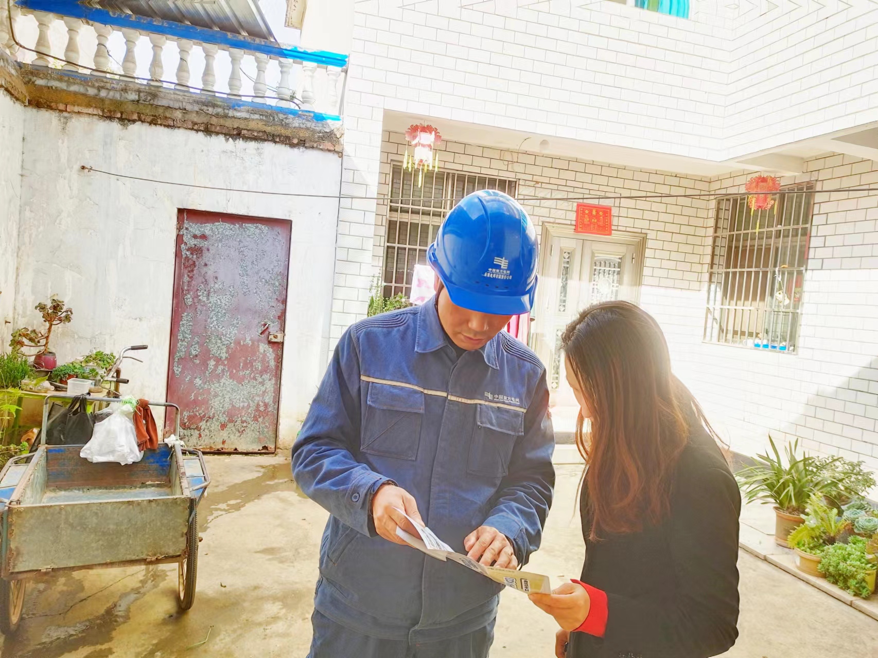 2、工作人員主動(dòng)上門(mén)向客戶宣傳安全用電知識(shí)，發(fā)放安全用電宣傳資料.jpg