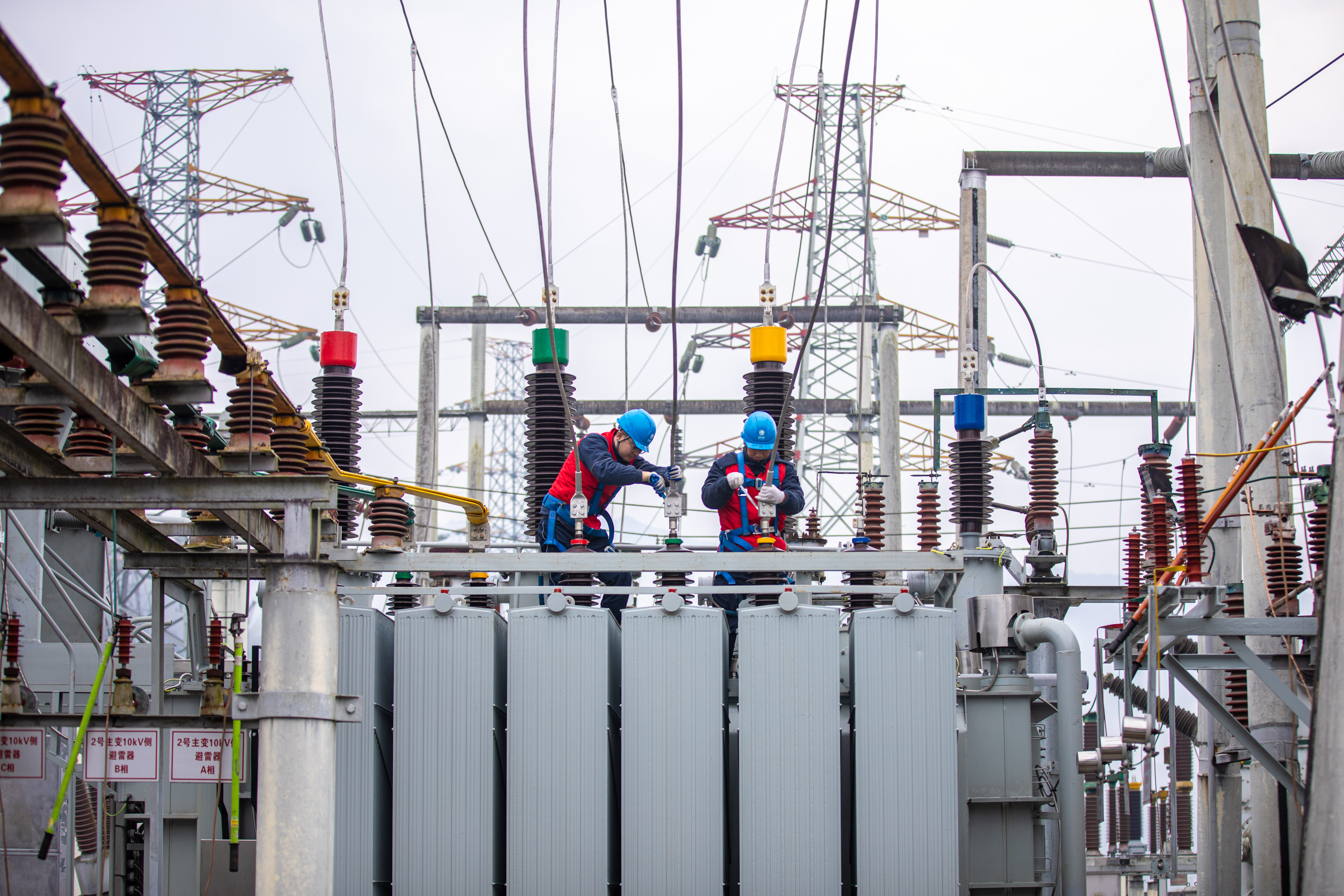 1月9日，重慶開州供電公司員工蔣向陽等在110千伏縣壩變電站，對(duì)2號(hào)主變進(jìn)行技改。（安姚鑫 ） (3).jpg