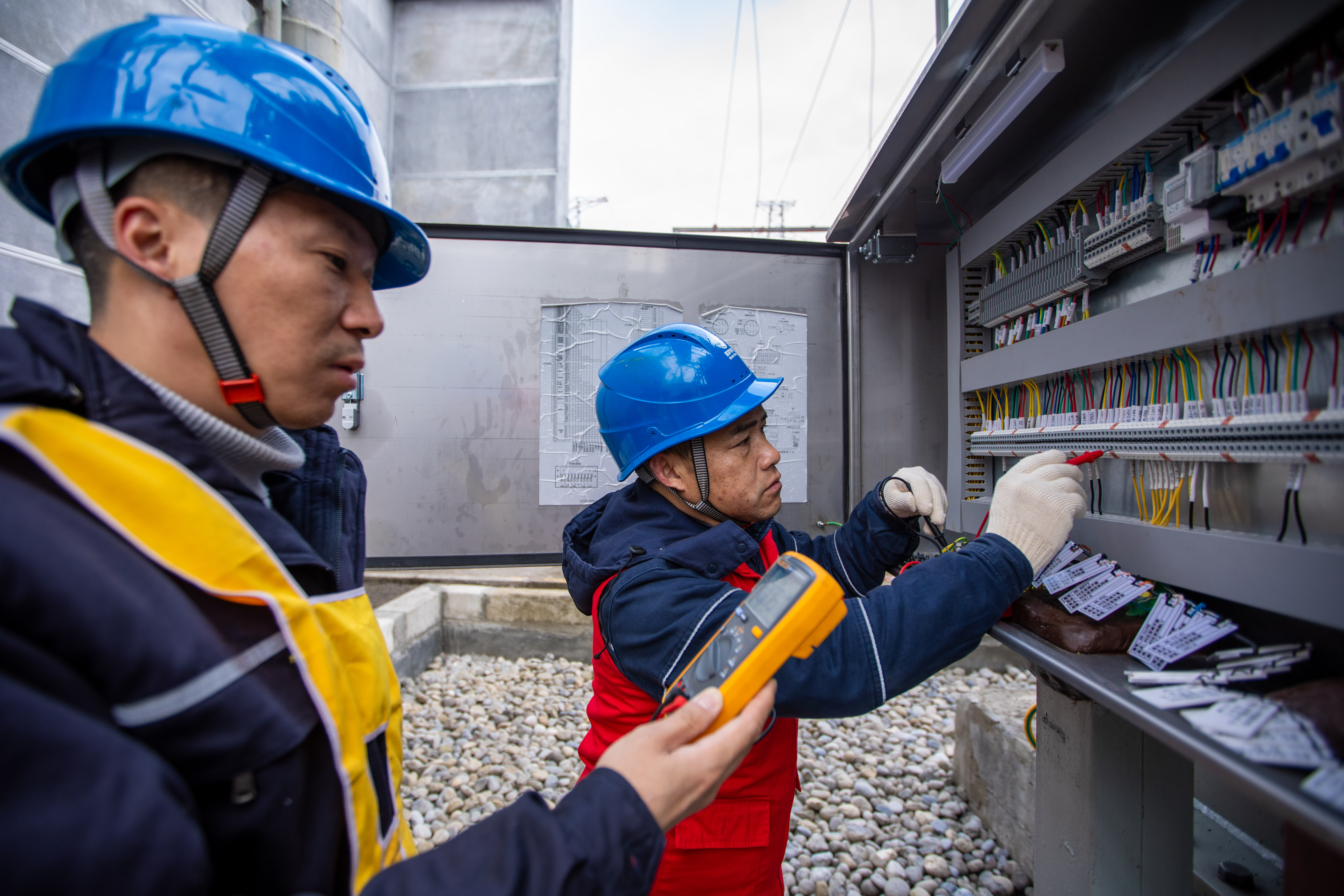1月9日，重慶開州供電公司員工蔣向陽等在110千伏縣壩變電站，對(duì)2號(hào)主變進(jìn)行技改。（安姚鑫 ） (4).jpg