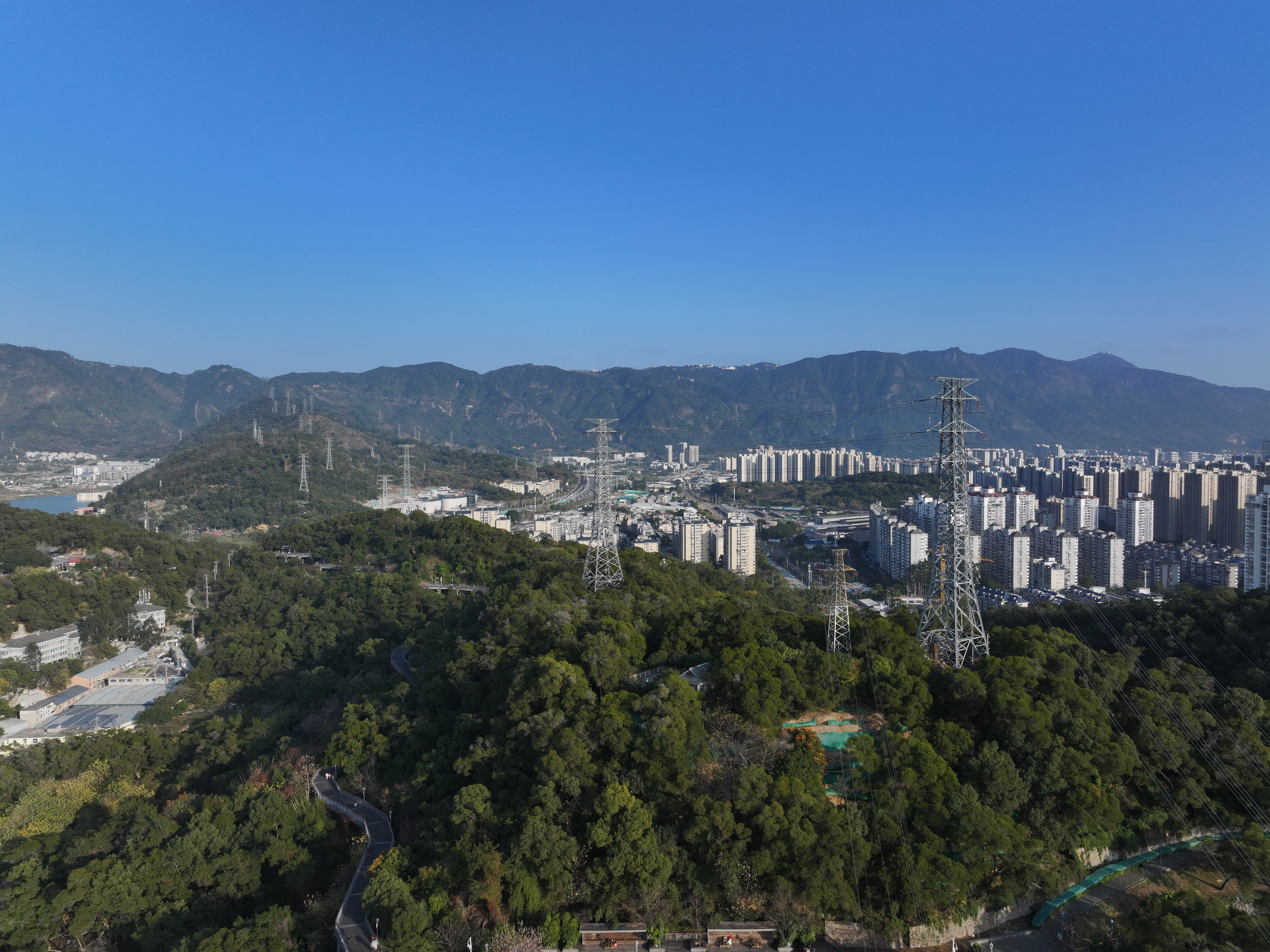 1月16日國網(wǎng)福州供電公司輸電運維人員在福州市鼓樓區(qū)金雞山對220千伏榕公線37號塔的金具、絕緣子串等設備進行檢查維護，確保線路安全可靠供電（陳德鈞）5.jpg