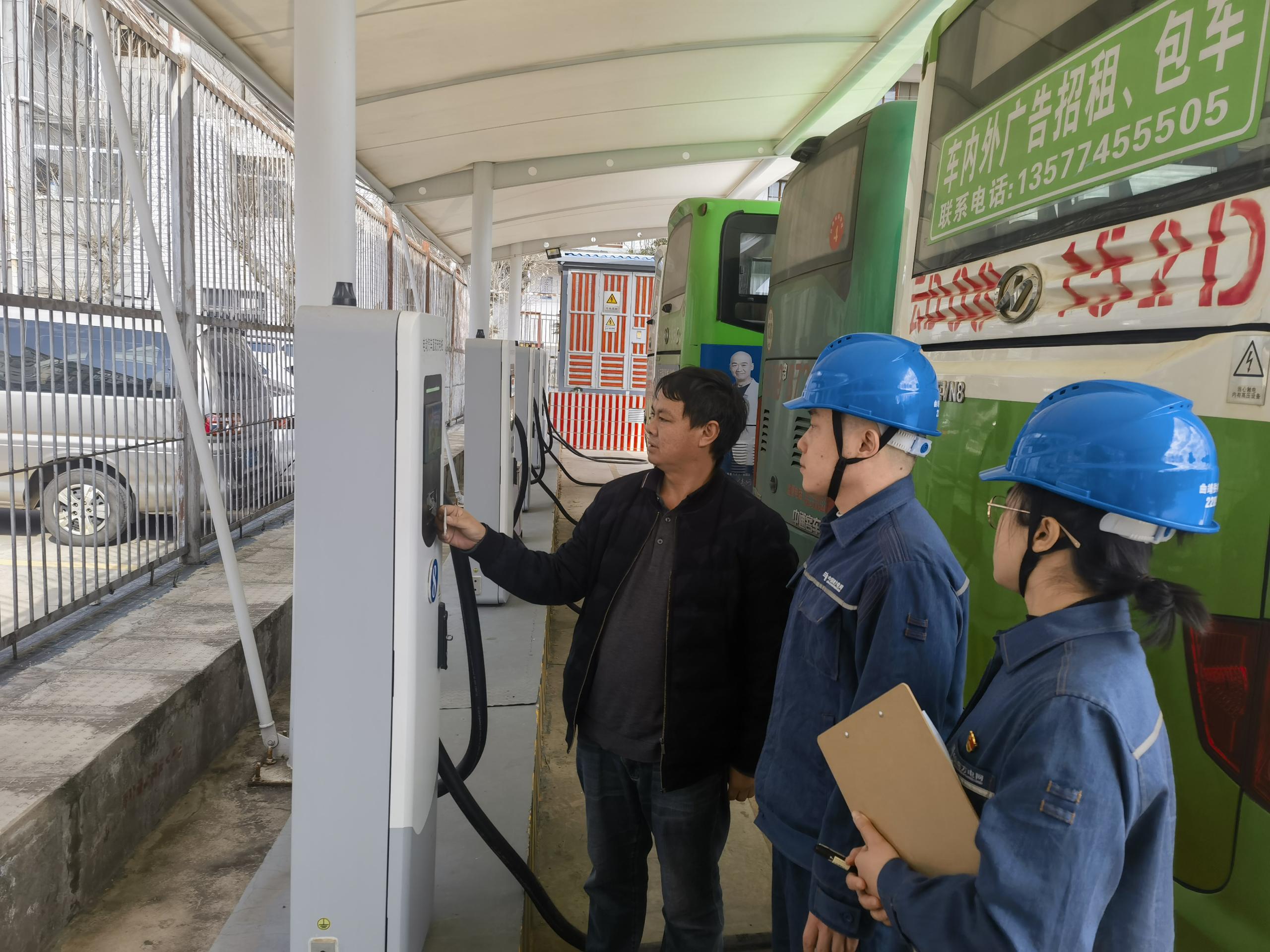 現(xiàn)場檢查新能源汽車充電情況 (1).jpg