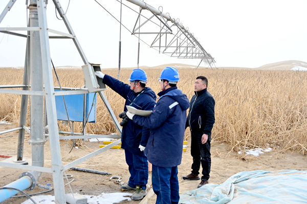 3月6日，供電員工檢查治沙站用電設(shè)備運(yùn)行情況。（王騫 攝）_副本.jpg