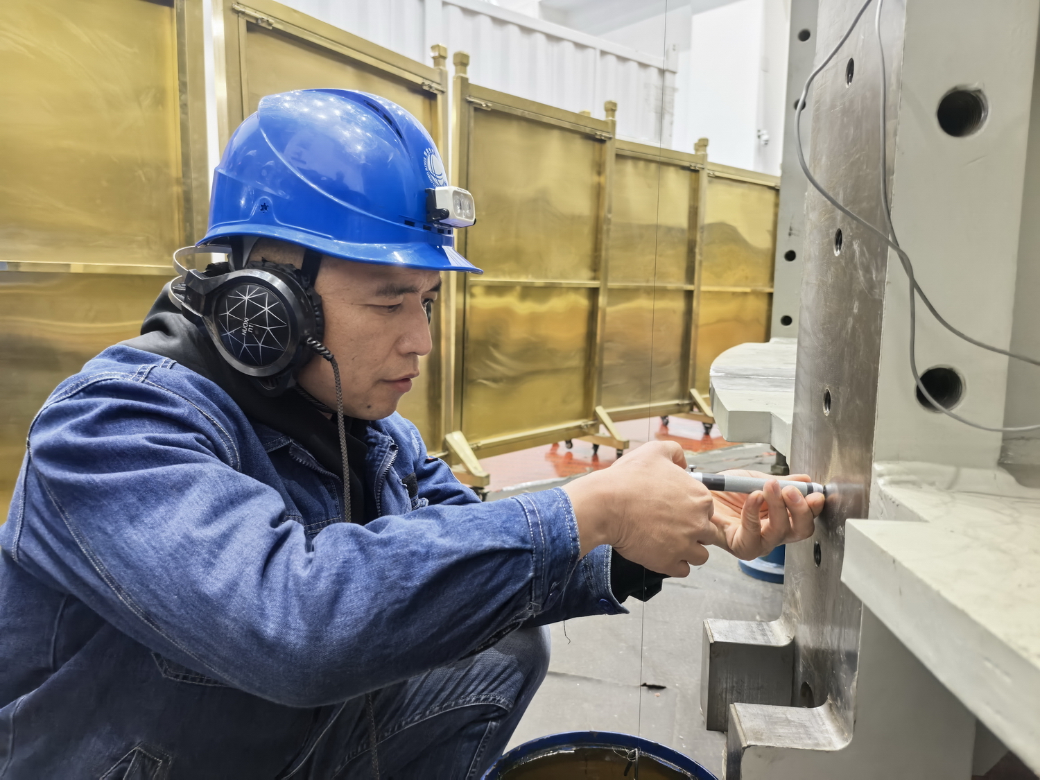劉家峽水電廠：1號(hào)機(jī)組轉(zhuǎn)子支臂高質(zhì)量通過(guò)焊前驗(yàn)收 (1).jpg
