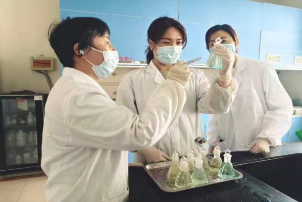 圖為班組人員在進(jìn)行樣品化驗(yàn).jpg