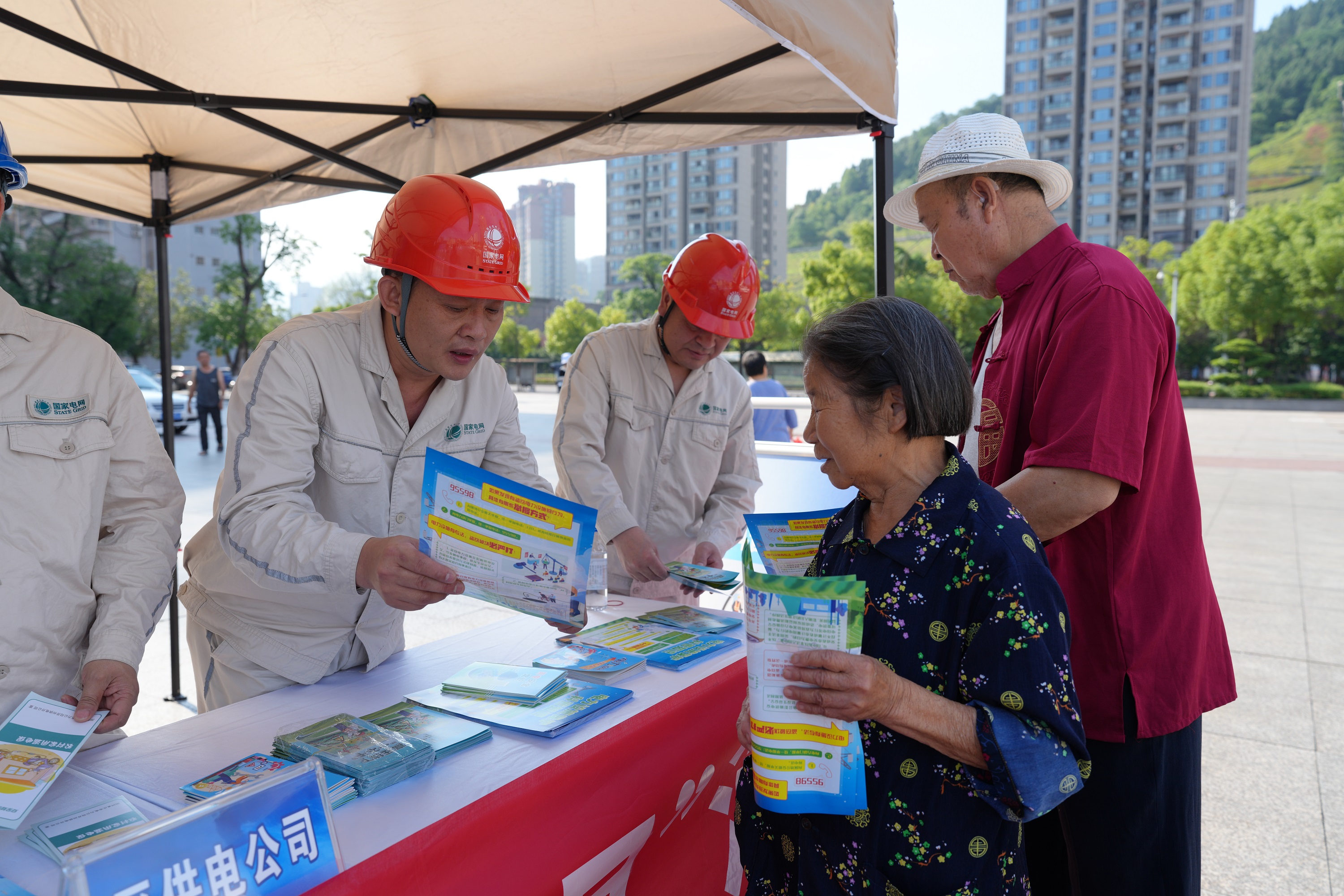 6月15日，國網(wǎng)重慶開州供電公司供電員工在開州云楓廣場科普安全用電知識（張俊凱 攝）.JPG